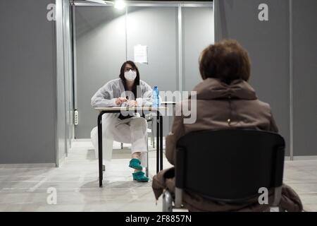 Italie, région Toscane, Arezzo, 11 avril 2021 : urgence Covid-19, campagne de vaccination pour plus de 80 ans, sur les pavillons des Foires d'Arezzo, avec anti-COV Banque D'Images