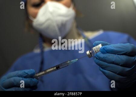 Italie, région Toscane, Arezzo, 11 avril 2021 : urgence Covid-19, campagne de vaccination pour plus de 80 ans, dans la photo la préparation de l'anti-Covi Banque D'Images