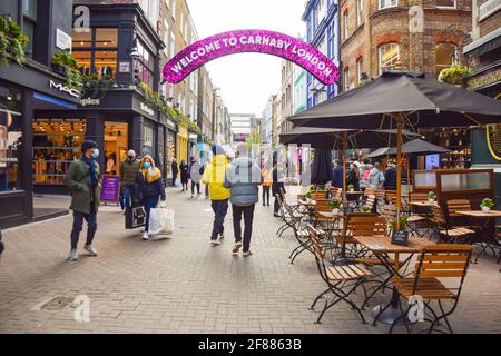 Londres, Royaume-Uni. 12 avril 2021. Une rue Carnaby très animée le premier jour de la réouverture des magasins. Les magasins, restaurants, bars et autres entreprises ont rouvert aujourd'hui après près de quatre mois, alors que les règles de verrouillage sont assouplies en Angleterre. Credit: Vuk Valcic/Alamy Live News Banque D'Images