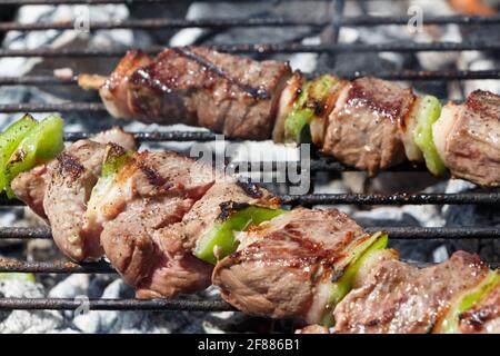 Brochettes de boeuf grillées sur la grille d'un barbecue Banque D'Images