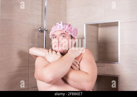 Drôle de gras homme chante dans la douche. Banque D'Images