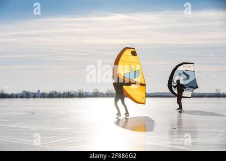 La glace moderne navigue sur des patins sur le Kagerplassen dans le Village de Warmond aux pays-Bas Banque D'Images