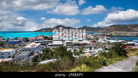 Paysage urbain panoramique de Philipsburg-Saint-Martin. Banque D'Images