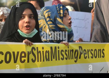 Lahore, Pakistan. 11 avril 2021. Les parents pakistanais et les membres du Comité conjoint d'action pour les personnes disparues de Shitte détiennent une bannière et des pancartes pour les personnes disparues gratuitement à l'extérieur du club de presse de Lahore. Des parents de personnes disparues protestent pour la récupération de leurs amours lors d'une manifestation organisée par le Comité mixte d'action pour les personnes disparues chiites à Lahore. (Photo de Rana Sajid Hussain/Pacific Press/Sipa USA) crédit: SIPA USA/Alay Live News Banque D'Images