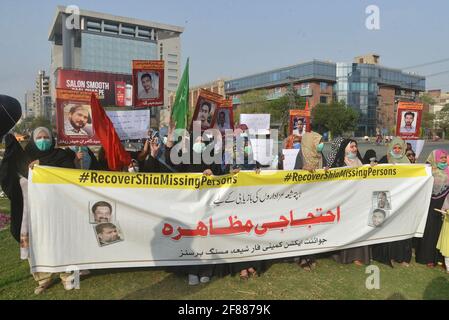 Lahore, Pakistan. 11 avril 2021. Les parents pakistanais et les membres du Comité conjoint d'action pour les personnes disparues de Shitte détiennent une bannière et des pancartes pour les personnes disparues gratuitement à l'extérieur du club de presse de Lahore. Des parents de personnes disparues protestent pour la récupération de leurs amours lors d'une manifestation organisée par le Comité mixte d'action pour les personnes disparues chiites à Lahore. (Photo de Rana Sajid Hussain/Pacific Press/Sipa USA) crédit: SIPA USA/Alay Live News Banque D'Images