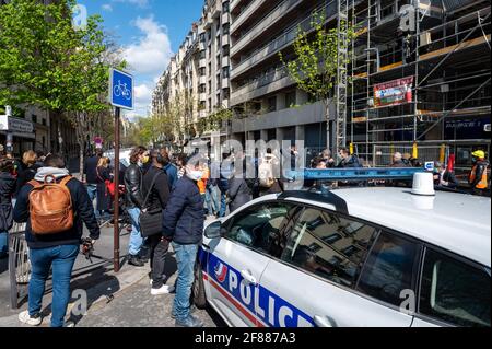 Paris, France. 12 avril 2021. Sécurité et reporters près du site d'une fusillade qui a eu lieu près de l'hôpital Henry Dunant, sur la rue Michel-Ange, à Paris, France, le 12 avril, 2021. Des coups de feu qui ont éclaté vers 13 h 40 le lundi 12 avril en face de l'hôpital Henry Dunant, situé dans le 16ème arrondissement de Paris, ont fait un mort et un grièvement blessé. L'homme armé s'enfuit sur un scooter. Photo par Ammar Abd Rabbo/ABACAPRESS.COM crédit: Abaca Press/Alay Live News Banque D'Images