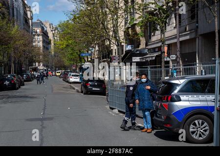 Paris, France. 12 avril 2021. Sécurité et reporters près du site d'une fusillade qui a eu lieu près de l'hôpital Henry Dunant, sur la rue Michel-Ange, à Paris, France, le 12 avril, 2021. Des coups de feu qui ont éclaté vers 13 h 40 le lundi 12 avril en face de l'hôpital Henry Dunant, situé dans le 16ème arrondissement de Paris, ont fait un mort et un grièvement blessé. L'homme armé s'enfuit sur un scooter. Photo par Ammar Abd Rabbo/ABACAPRESS.COM crédit: Abaca Press/Alay Live News Banque D'Images