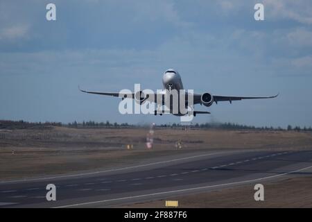 Helsinki / Finlande - 11 AVRIL 2021 : un avion à grand corps se dévolte de la piste par une journée ensoleillée. Banque D'Images