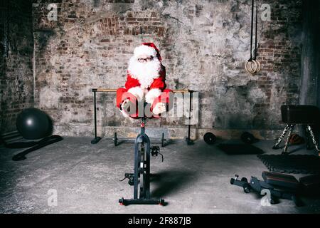 Fitness. Drôle de Père Noël et salle de gym. Banque D'Images