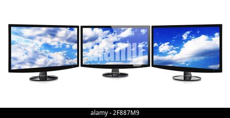 Moniteurs ou TV grand écran dans un ensemble panoramique avec un fond d'écran ciel sur un écran. Isolé sur un blanc. image 3d Banque D'Images