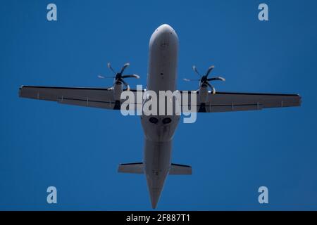 Helsinki / Finlande - 11 AVRIL 2021 : gros plan d'un petit avion de passagers turbopropulseur contre un ciel bleu vif. Banque D'Images