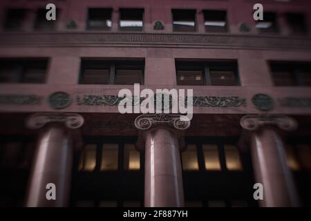 Image de Lensbaby des bâtiments de Chicago avec accent sur les colonnes Banque D'Images