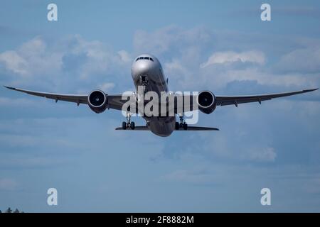 Helsinki / Finlande - 11 AVRIL 2021 : Boeing 787-9 Dreamliner, exploité par Juneyao Air, au départ de l'aéroport Helsinki-Vantaa. Banque D'Images