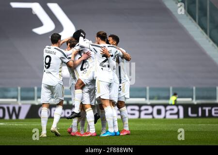 Turin, Italie. 11 avril 2021. Juventus FC célèbre lors de la série UN match de football entre Juventus et Gênes CFC. Les stades sportifs autour de l'Italie restent soumis à des restrictions strictes en raison de la pandémie du coronavirus, car les lois de distanciation sociale du gouvernement interdisent aux fans à l'intérieur des lieux, ce qui entraîne le jeu derrière des portes fermées. Juventus a gagné 3-1 sur Gênes (photo par Alberto Gandolfo/Pacific Press/Sipa USA) Credit: SIPA USA/Alay Live News Banque D'Images