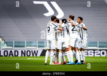 Turin, Italie. 11 avril 2021. Juventus FC célèbre lors de la série UN match de football entre Juventus et Gênes CFC. Les stades sportifs autour de l'Italie restent soumis à des restrictions strictes en raison de la pandémie du coronavirus, car les lois de distanciation sociale du gouvernement interdisent aux fans à l'intérieur des lieux, ce qui entraîne le jeu derrière des portes fermées. Juventus a gagné 3-1 sur Gênes (photo par Alberto Gandolfo/Pacific Press/Sipa USA) Credit: SIPA USA/Alay Live News Banque D'Images