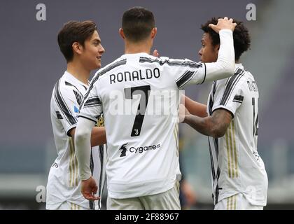 Turin, Italie, le 11 avril 2021. Weston McKennie, de Juventus, célèbre avec ses coéquipiers Paulo Dybala et Cristiano Ronaldo, après avoir obtenu 3-1 points de tête lors du match série A à l'Allianz Stadium de Turin. Le crédit photo devrait se lire: Jonathan Moscrop / Sportimage Banque D'Images