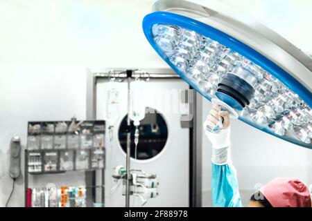 Le chirurgien règle les lampes de la salle d'opération Banque D'Images