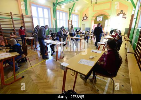 Olomouc, République tchèque. 12 avril 2021. Écoles spéciales pour enfants handicapés, première classe des écoles primaires ouvertes. Les masques restent obligatoires à l'école et les enseignants et les élèves devront tester la COVID deux fois par semaine. Test pour Covid à l'école primaire d'Olomouc, République Tchèque, 12 avril 2021. Crédit : Ludek Perina/CTK photo/Alay Live News Banque D'Images