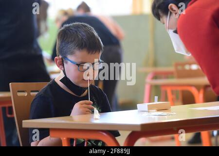 Olomouc, République tchèque. 12 avril 2021. Écoles spéciales pour enfants handicapés, première classe des écoles primaires ouvertes. Les masques restent obligatoires à l'école et les enseignants et les élèves devront tester la COVID deux fois par semaine. Test pour Covid à l'école primaire d'Olomouc, République Tchèque, 12 avril 2021. Crédit : Ludek Perina/CTK photo/Alay Live News Banque D'Images