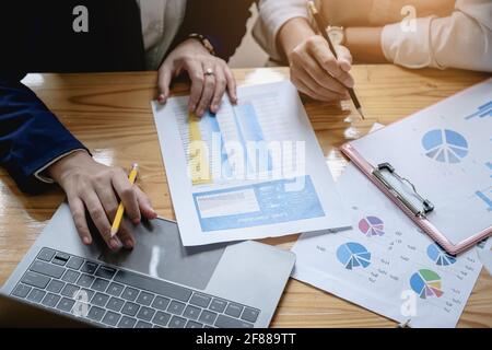 Gros plan Femme d'affaires et partenaire utilisant la calculatrice et l'ordinateur portable pour le calcul de la finance, la fiscalité, la comptabilité, les statistiques et la recherche analytique, groupe Banque D'Images