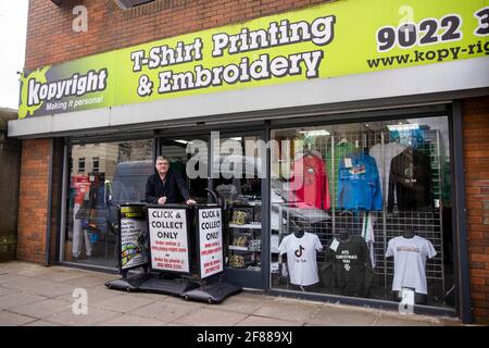 Stephen Seenan, directeur général de Kopyright à Belfast, est à la porte de son magasin de détail offrant des services Click and Collect, car les restrictions de verrouillage sont assouplies en Irlande du Nord pour la première fois cette année. Date de la photo: Lundi 12 avril 2021. Banque D'Images