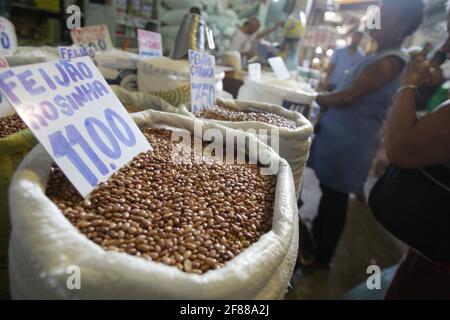 salvador, bahia / brésil - 11 avril 2017: Image de stock de haricots vendus à la foire de Sao Joaquim dans la ville de Salvador. La foire attire les clients Banque D'Images