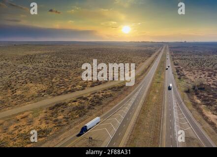 Vue panoramique sur l'autoroute en Amérique située à l'ouest dans le désert Environnement près de San Jon Nouveau Mexique USA Banque D'Images