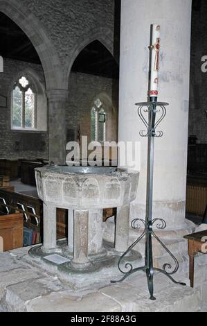 Police. Fin Norman, début du XIIIe siècle. En partie en pierre de Purbeck et en partie en marbre de Sussex. Contient toujours d'anciennes agrafes de verrouillage. Église Sainte-Trinité, Bosham v Banque D'Images