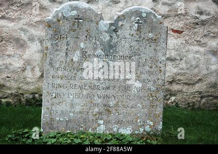 Monument commémoratif de guerre dans le cimetière de l'église Sainte-Trinité, Bosham, près de Chichester, West Sussex. Pour les deux guerres mondiales. Banque D'Images