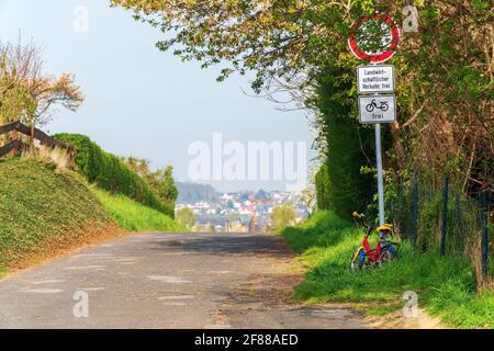 Vélo de petit enfant garée à un panneau de signalisation avec texte allemand qui dit: "Non par la circulation. Trafic agricole gratuit. Cyclomoteurs autorisés ». Banque D'Images