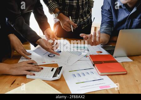 Travail d'équipe de partenaires concept d'intégration. Groupe d'affaires en vêtements décontractés élégant discuter dans le bureau de création. Banque D'Images