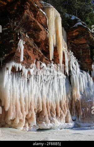 Chutes d'eau gelées et glaces sur les falaises rouges des îles Apostle, Wisconsin Banque D'Images