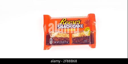 Gâteaux de collation Reese avec une couche de gâteau, crème de beurre d'arachide et gâteau couvert de chocolat au lait par la compagnie Hershey Banque D'Images