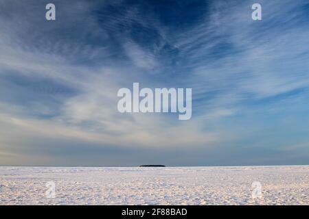 Le ciel bleu sur la neige blanche couvrait le lac supérieur aux îles Apostle, Wisconsin Banque D'Images