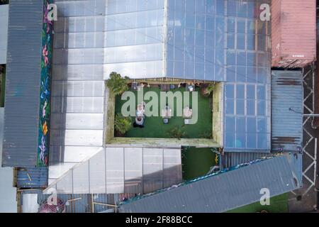 Digbeth, Birmingham, West Midlands, Royaume-Uni. 12 avril 2021. Pubgoers a apprécié un après-midi de boire dans la région de Digbeth à Birmingham car de nombreux sites ont ouvert de nouvelles zones d'ensemencement en plein air pour accueillir les fêleurs alors que certaines restrictions de confinement sont levées en Angleterre. Photo par crédit : arrêter presse Media/Alamy Live News Banque D'Images