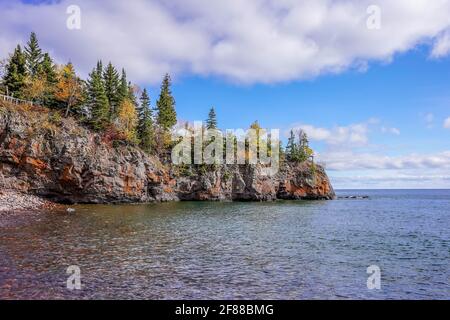 Falaise rocheuse le long du lac supérieur dans le parc national de Tettegouche Automne Banque D'Images