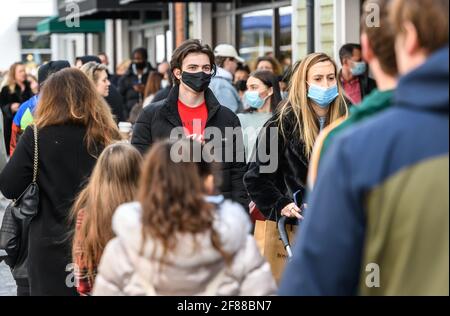 Cannock, Staffordshire, Royaume-Uni. 12 avril 2021. Des foules d'acheteurs au McArthurGlen Designer Outlet à Cannock, Staffordshire, West Midlands, comme magasins non essentiels, rouvrent pour la première fois après le confinement. Photo par crédit : Simon Hadley/Alamy Live News Banque D'Images