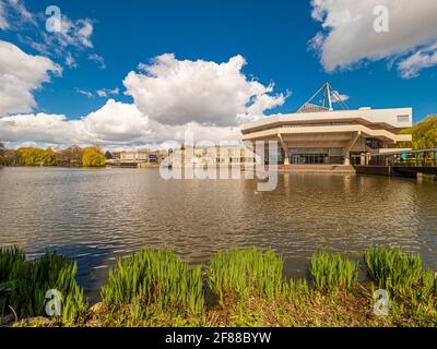 Central Hall et Vanbrugh College vus du côté ouest du lac à l'Université York, Royaume-Uni Banque D'Images