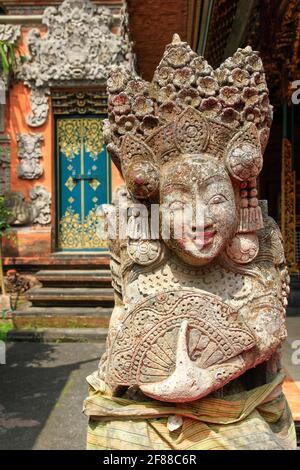 Statue traditionnelle en pierre sculptée de femme sans tête avec ventilateur à Bali, Indonésie Banque D'Images