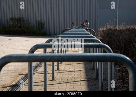 Vider les porte-vélos à l'école Banque D'Images