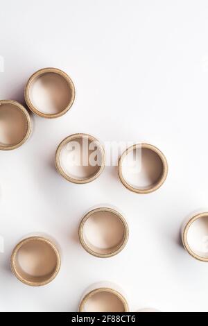 Paliers lisses en bronze sur fond blanc, vue de dessus. Photo abstraite des pièces industrielles avec mise au point sélective Banque D'Images