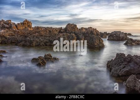 Sea Rocks illuminé par la lumière de l'aube à Minorque. Concept de voyage. Banque D'Images