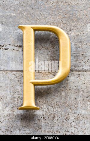 Lettre d'or P avec sérifs transparents Banque D'Images