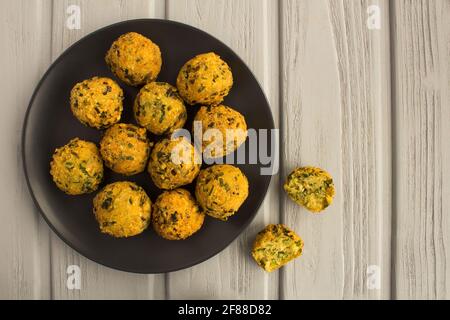 Falafel de pois chiches dans la plaque sombre sur fond en bois gris.vue du dessus.espace de copie. Banque D'Images