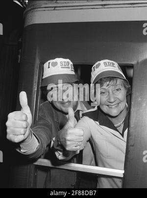 Photo du dossier datée du 06/09/85, des leaders du Parti social-démocrate Shirley Williams et Bill Rodgers portant des chapeaux « J'aime le SDP » à bord de leur train à la gare de Paddington en direction de Torquay et de leur conférence de fête annuelle. L'ancienne ministre du Cabinet et collègue libéral démocrate, la baronne Williams de Crosby, est décédée à l'âge de 90 ans, ont déclaré les libéraux-démocrates. Date de publication : lundi 12 avril 2021. Banque D'Images