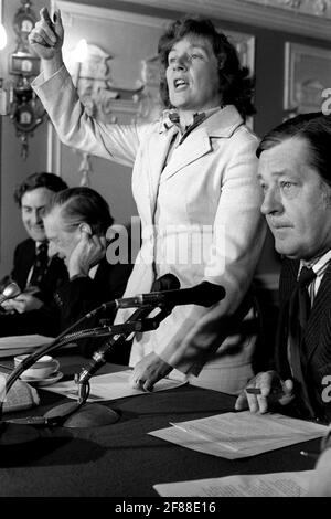 Photo du dossier datée du 03/06/75, de la secrétaire d'État à la protection des prix et des consommateurs de l'époque, Shirley Williams, qui a organisé la presse en soulignant les sièges pour une conférence de presse au nom de la campagne du travail pour la Grande-Bretagne en Europe à l'hôtel St Ermin's, Westminster. L'ancienne ministre du Cabinet et collègue libéral démocrate, la baronne Williams de Crosby, est décédée à l'âge de 90 ans, ont déclaré les libéraux-démocrates. Date de publication : lundi 12 avril 2021. Banque D'Images