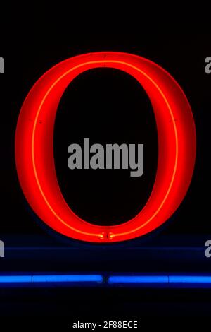 Lettre O lumineuse rouge la nuit avec soulignement bleu Banque D'Images