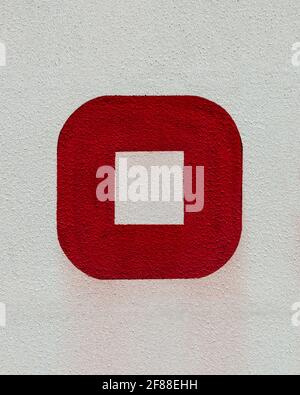 Lettre O rouge gras peinte sur un mur blanc Banque D'Images