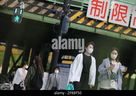 Tokyo, Japon. 12 avril 2021. Des piétons portant des masques faciaux marchent à Tokyo, Japon, le 12 avril 2021. Des mesures anti-virus plus fortes sont entrées en vigueur lundi à Tokyo, Kyoto et Okinawa en raison de la résurgence des infections à COVID-19. Credit: Du Xiaoyi/Xinhua/Alay Live News Banque D'Images