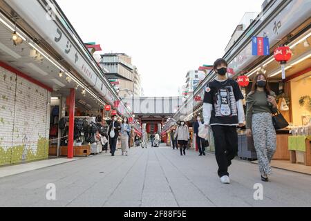 Tokyo, Japon. 12 avril 2021. Des piétons portant des masques faciaux marchent à Asakusa à Tokyo, Japon, le 12 avril 2021. Des mesures anti-virus plus fortes sont entrées en vigueur lundi à Tokyo, Kyoto et Okinawa en raison de la résurgence des infections à COVID-19. Credit: Du Xiaoyi/Xinhua/Alay Live News Banque D'Images